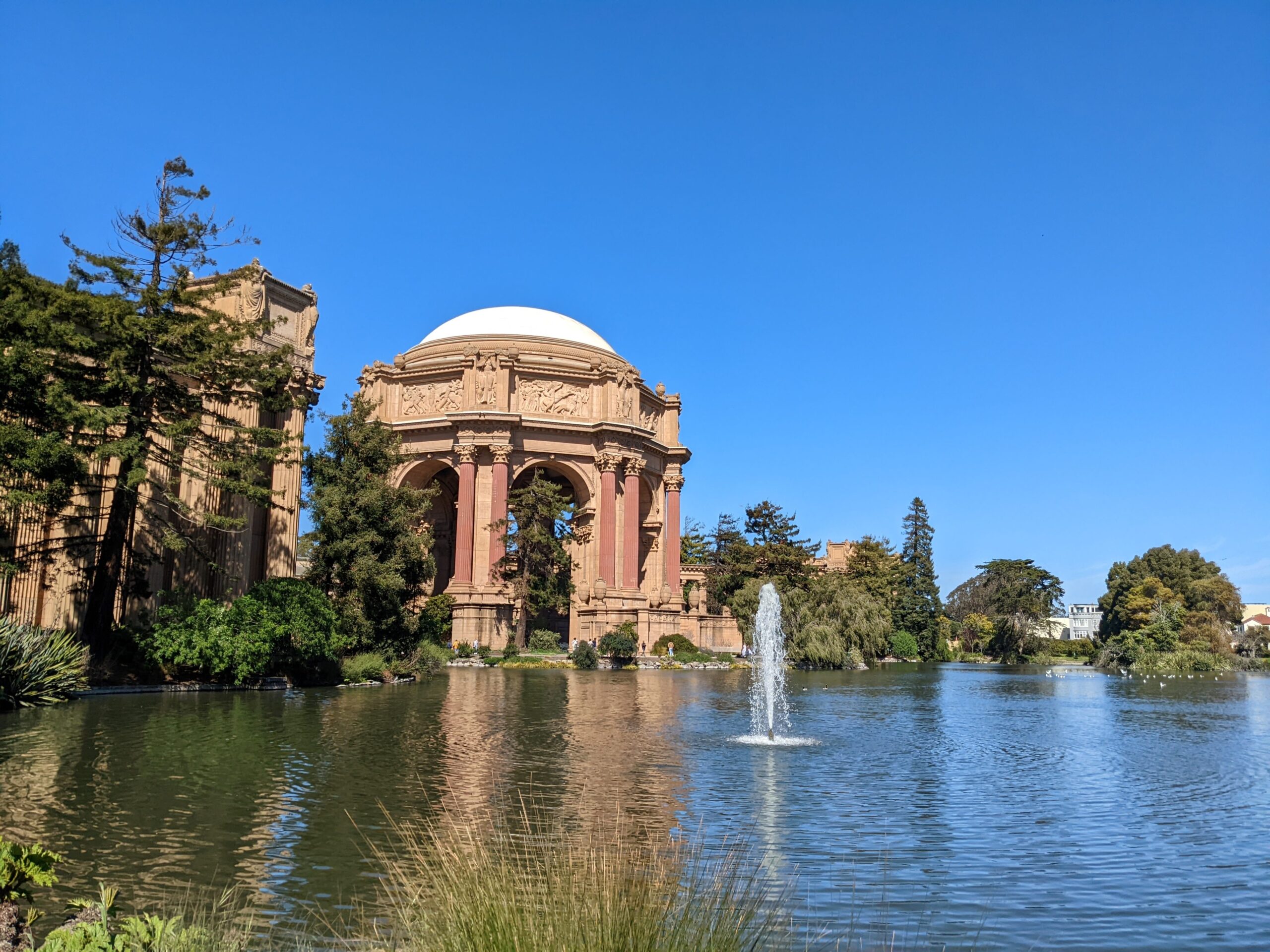 San Francisco Palace of Fine arts and lagoon