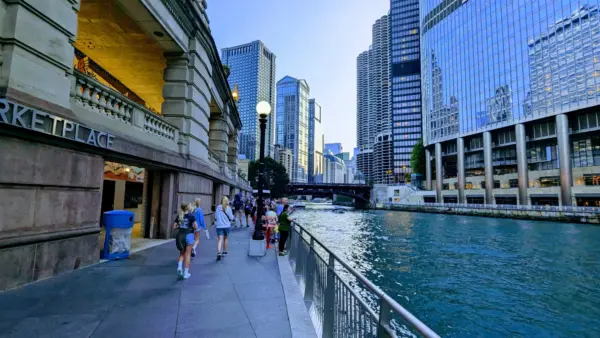 Chicago Magnificent Mile Scavenger Hunt Walking Tour - Image 4