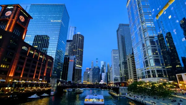 Chicago Magnificent Mile Scavenger Hunt Walking Tour - Image 6