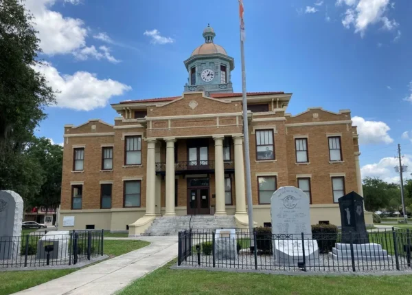 Citrus County Courthouse Inverness FL.jpg in Inverness Scavenger Hunt, FL