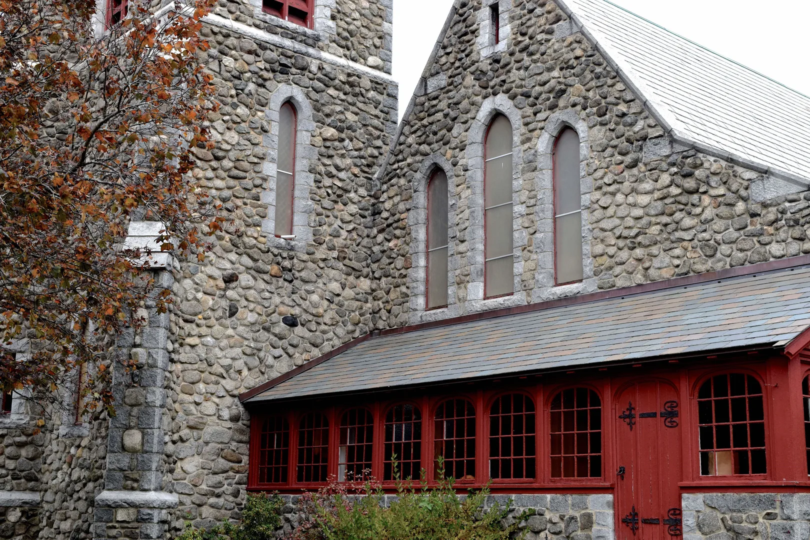 St. Thomas Episcopal Church NH front face with roof.jpg in Dover New Hampshire Scavenger Hunt, NH