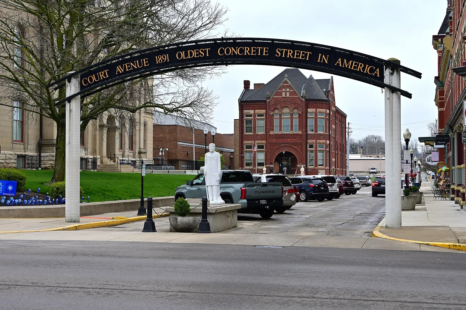 Court Avenue in Bellefontaine Ohio west end.jpg in Bellefontaine Scavenger Hunt, OH