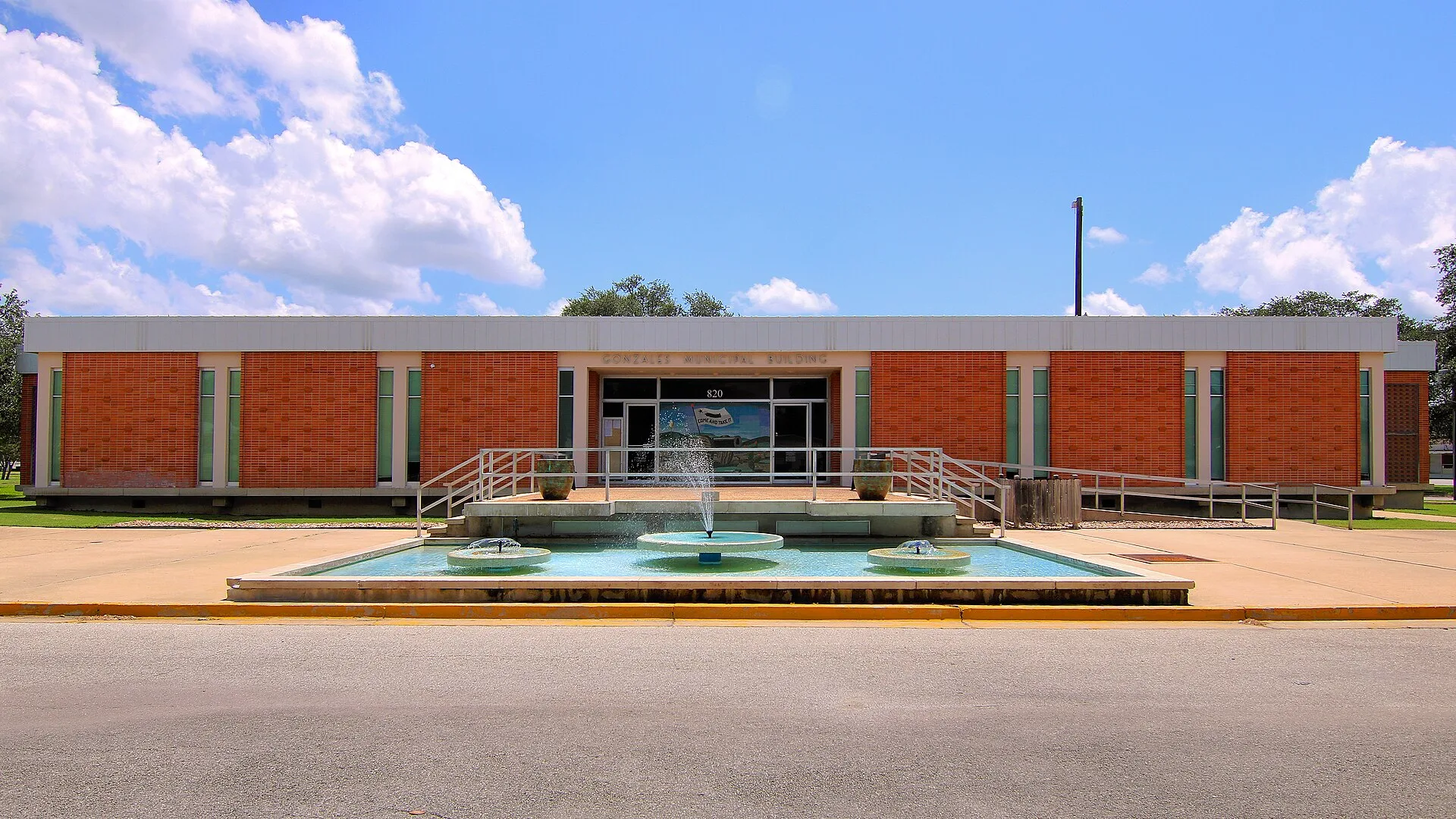 Gonzales City Hall Gonzales Texas 2025.jpg in Gonzales Texas Scavenger Hunt, TX